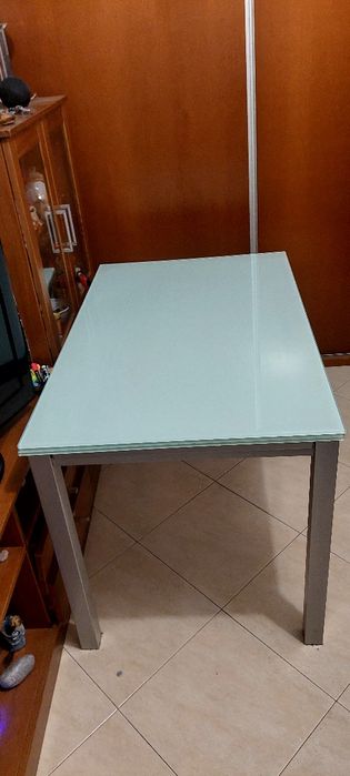 Cama de casal/ roupeiro e mesa de jantar;