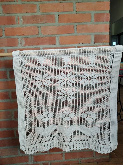 Firanka zrobiona na szydełku.