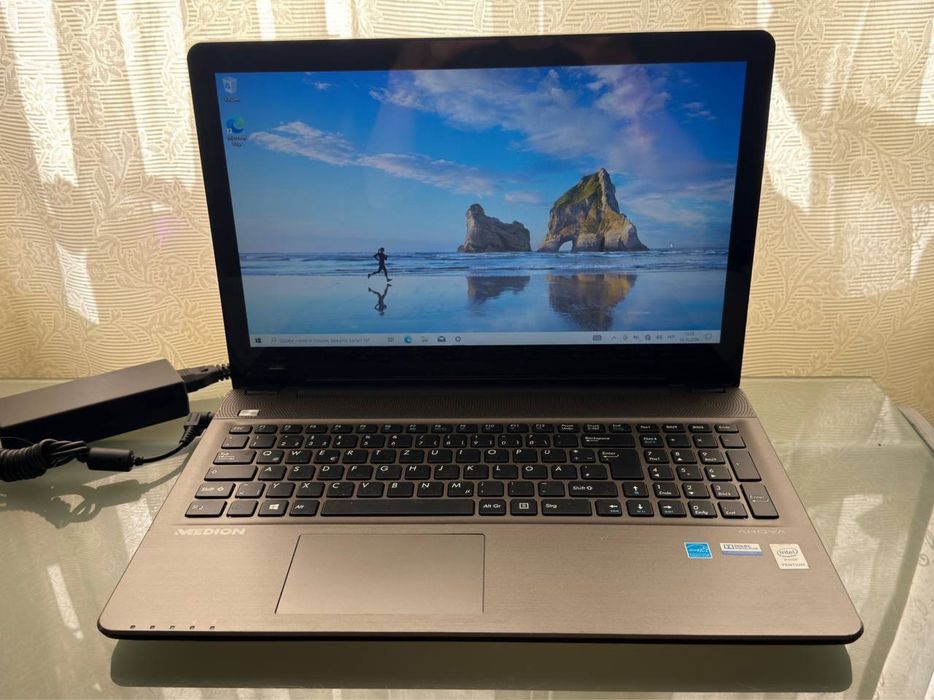 Ноутбук Medion Akoya E6412T / Pentium 3558U / 4 ГБ / HDD 500 ГБ / Сенсорний екран