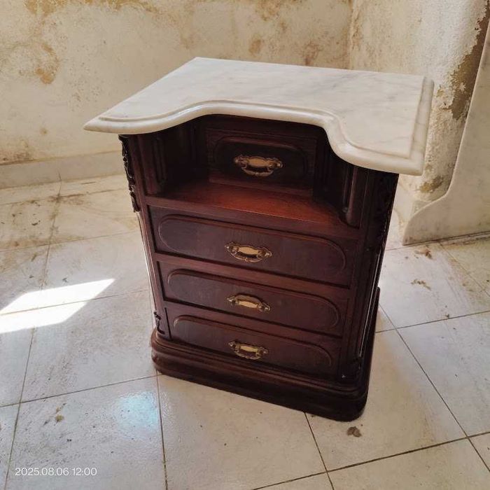 Roupeiro, Cômoda, Espelho, Mesas de cabeceira e cama Nogueira