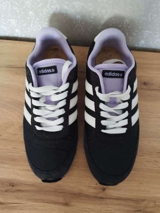 Кросівки Adidas.