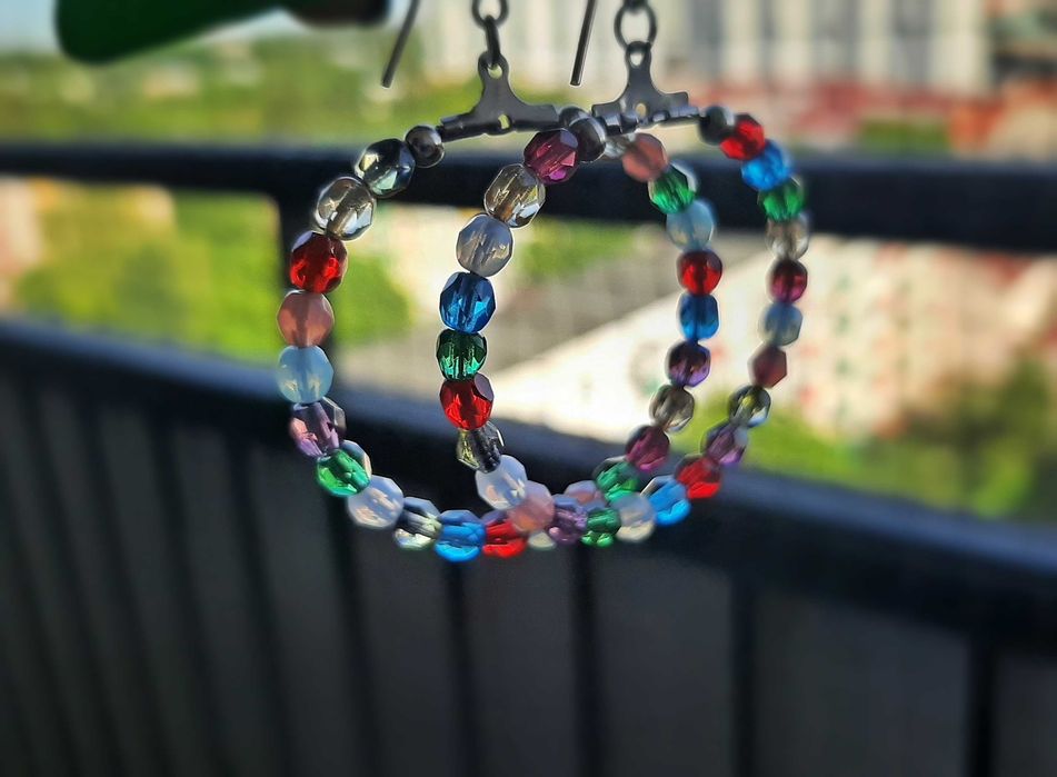 Wielokolorowe kolczyki ze szklanych koralików 4,5 cm