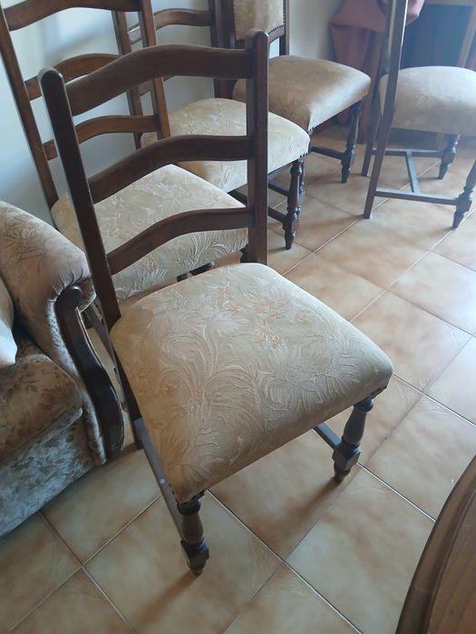 Mesa de sala de jantar  de abrir com 6 cadeiras mede fechada 1.78 x 98 aberta 2.17s