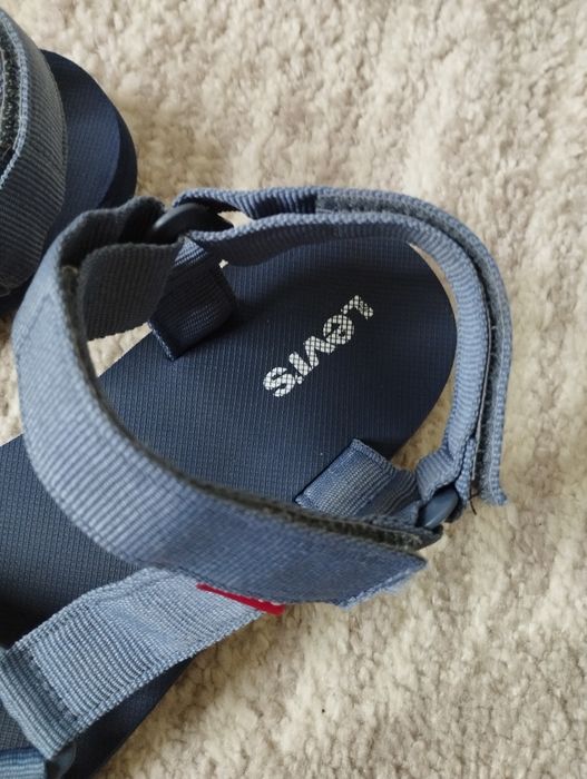 Granatowe sandały Levis cadys 40