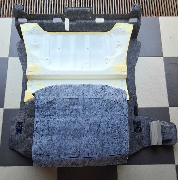 Обшивка багажника центральная Тесла модел 3