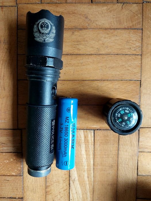 Laterka napis POLICE,  na 1 baterię , z kompasem