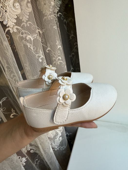 Туфлі молочного кольору для дівчинки