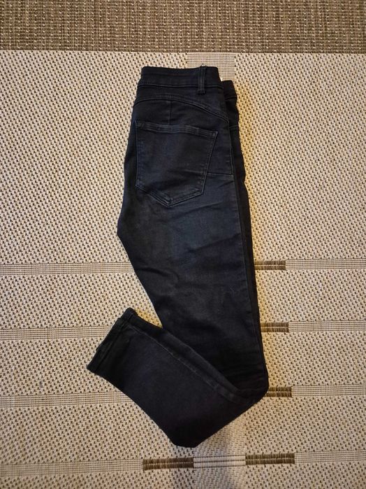 Czarne spodnie jeans reserved