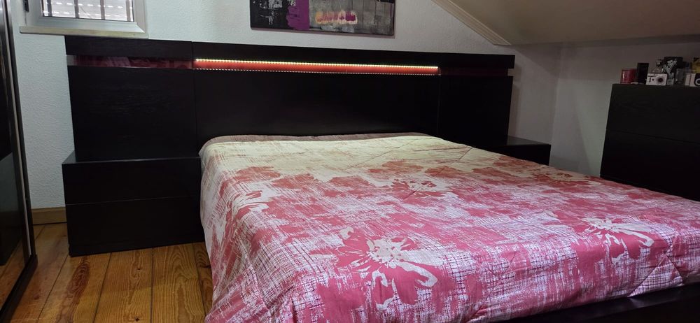 Cama de casal com colchão elevatória em madeira de carvalho preta.  Bom estado.