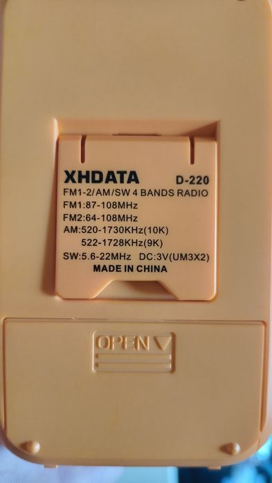 Turystystyczne radio kieszonkowe Xhdata D-220 FM AM SW
