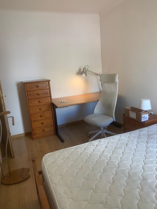 Alugo quarto na Quinta dos Barros perto do Hispital de Santa Maria e da Universidade Catolica
