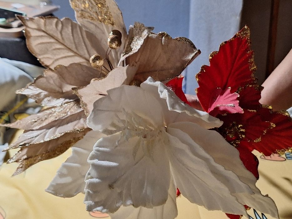 Искусственные новогодние цветы