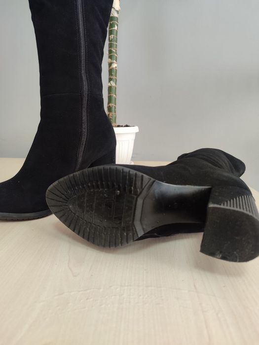 Жіночі чорні замшеві чоботи на стійкому каблуку