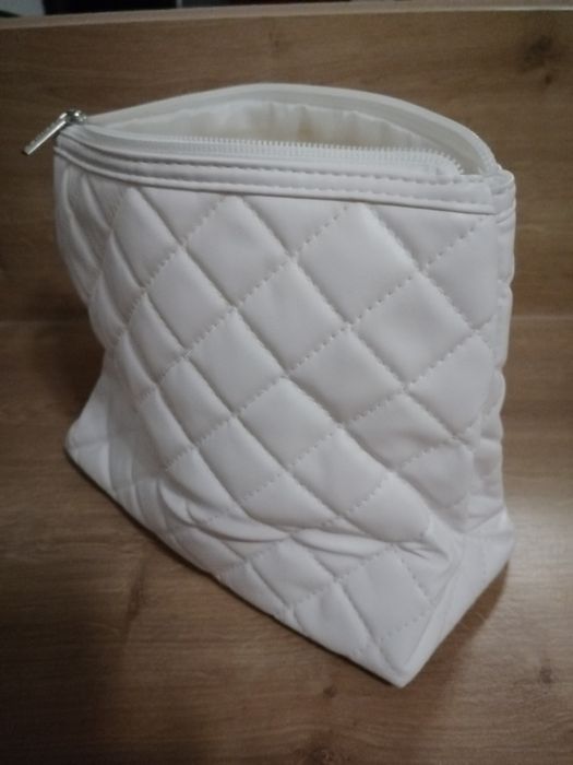 Kosmetyczka biała nowa 21,5 x 10 x 18