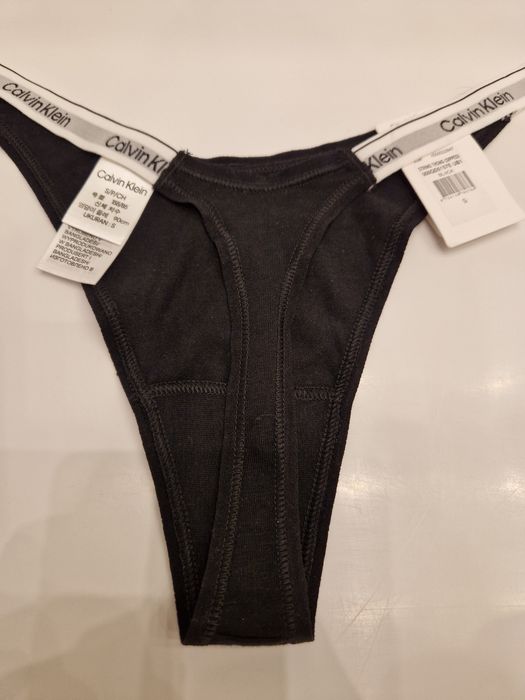 Stringi thong Calvin Klein z taśmą z logo po bokach i z tyłu.
