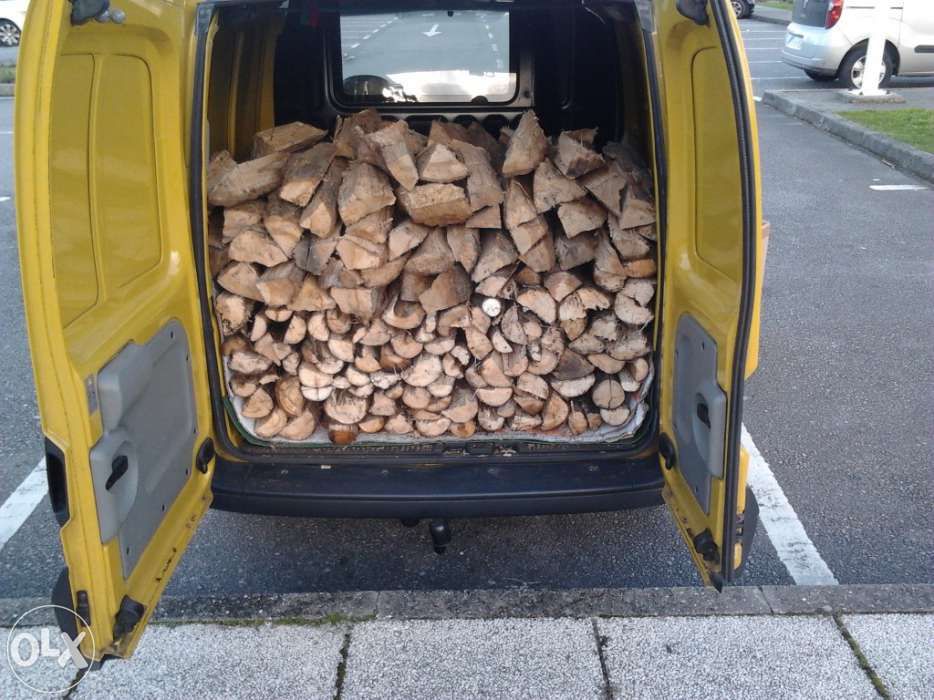 Lenha e sacos de pinhas