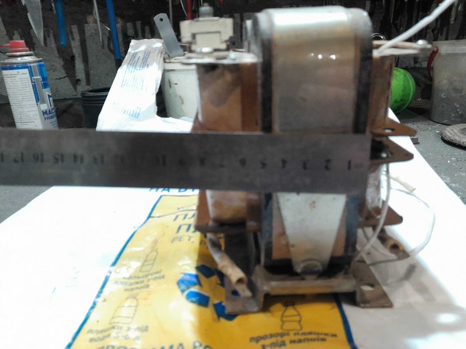 Большой трансформатор микроволновой печи.