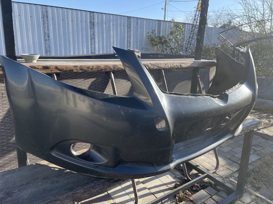 Продам передний бампер на Toyota Avensis 3 T27