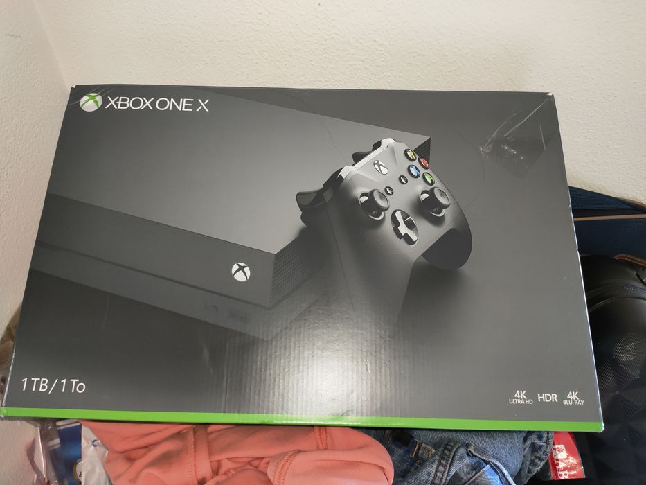 Xbox One X com jogos e headphone