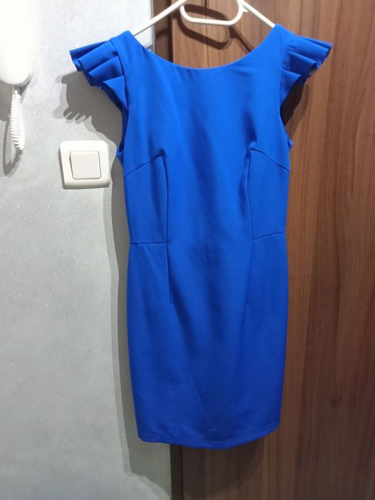 Szafirowa elegancka sukienka 36 z wycięciem na plecach i wiązaniem nad