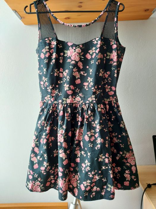 Sukienka w kwiatki Cropp