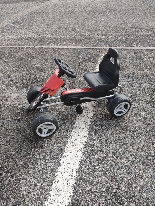 Carrinho de criança a pedais