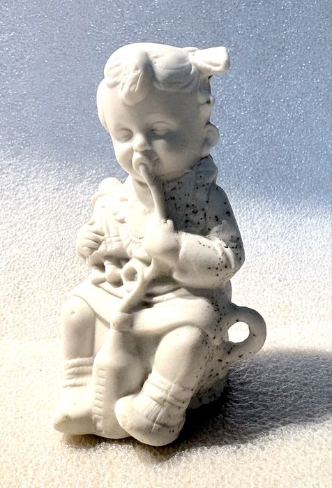 Amorosa pequena antiga figura de bebê em porcelana biscuit alemã marcada Sitzendorf