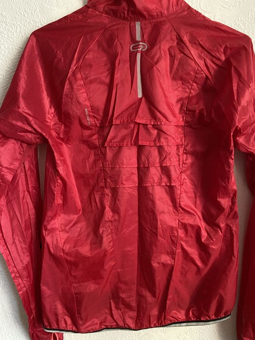 Жіноча бігова вітрівка