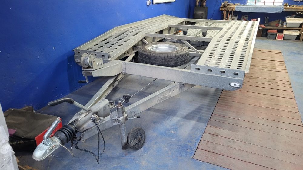 Laweta przyczepka przyczepa samochodowa do przewozu pojazdów