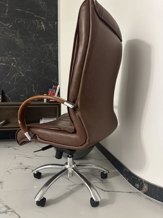 Кресло для ШЕФА. Натуральная кожа, регулируется посадка .
