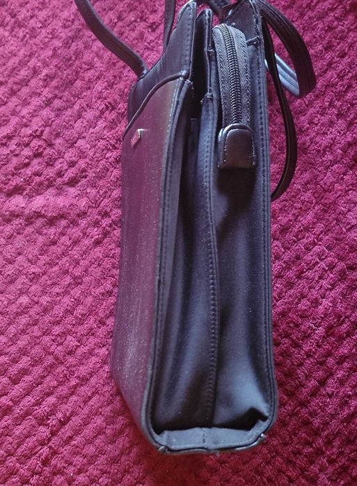 Czarna skórzana torebka vertical tote Nine West Accessories skóra