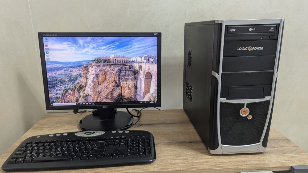 Комп'ютер в зборі системний блок і  монітор