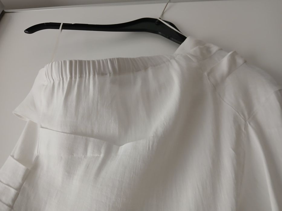 Blusa branca assimétrica