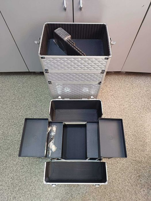 Бьюти- кейс ,чемодан мастера для косметики на колесах большой белый