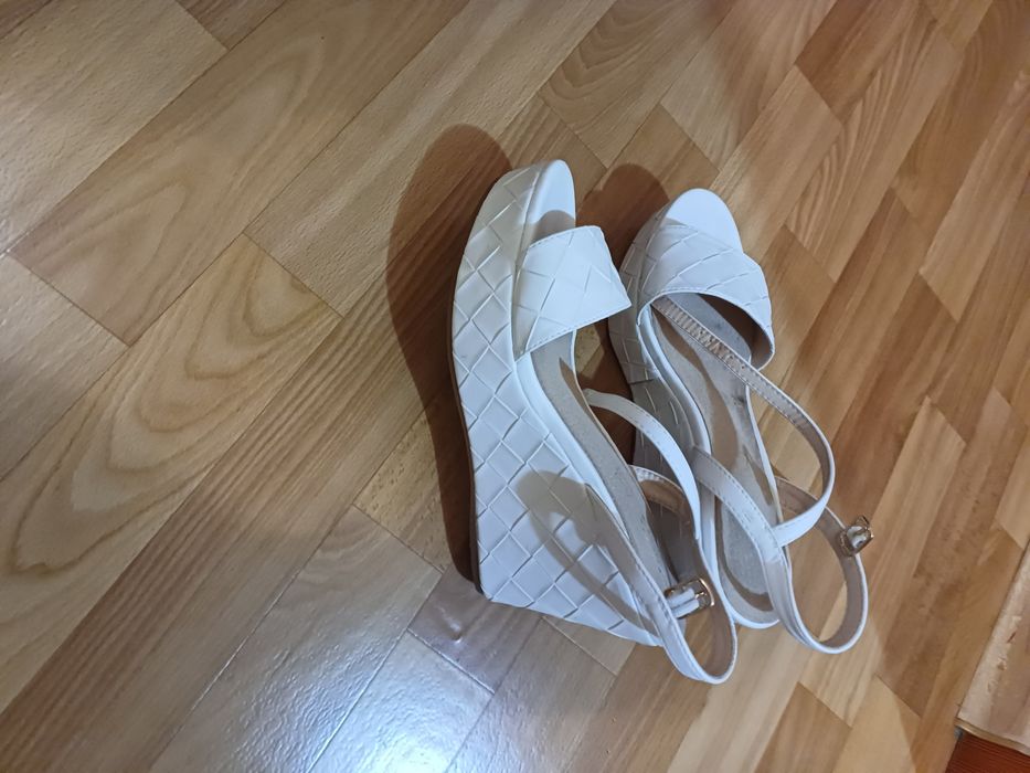 Женские босоножки