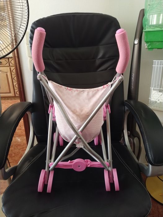 Carrinho de bonecas com boneca, casa quarto apartamento vivenda.