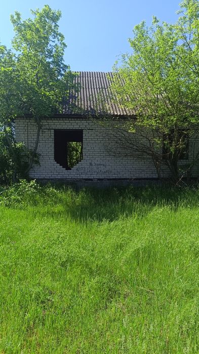 Ділянка з будинком та комунікаціями