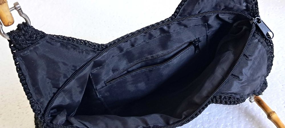 Unikatowa czarna pleciona torebka z haftami i bambusowymi uchami