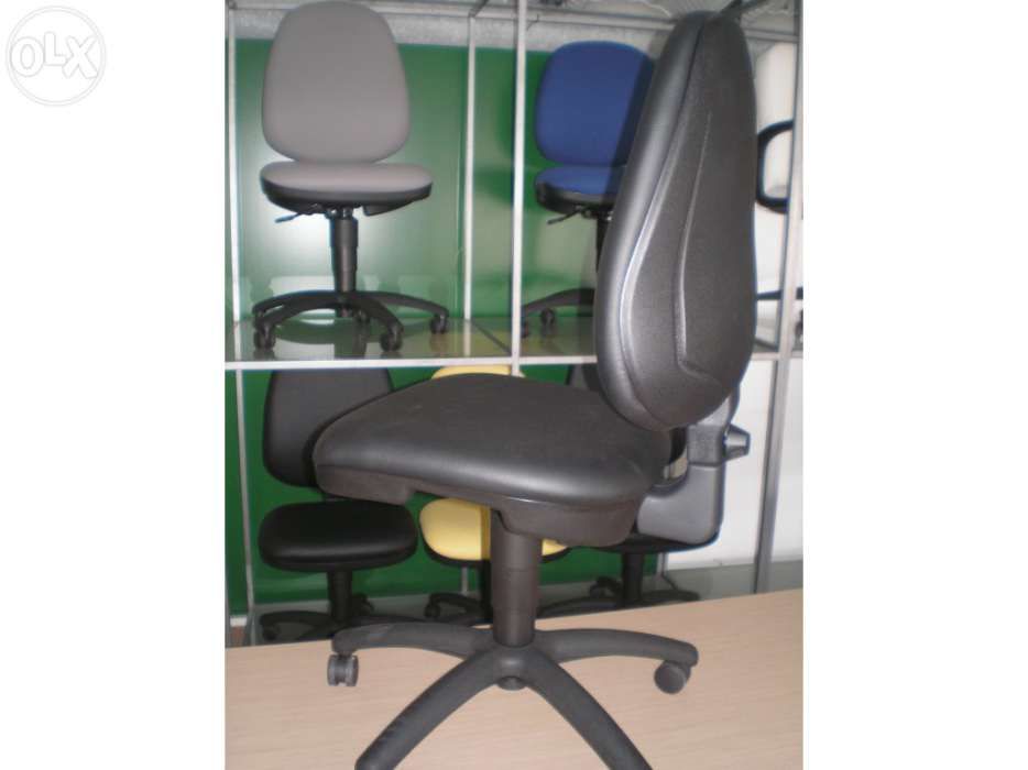 Cadeira rodada em semi-pele " Nova"