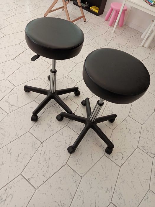 Conjunto de 2 bancos com base giravel e elevação