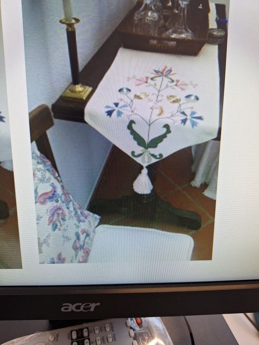 Mesa em castanho maciço. Pode estar fechada e servir de aparador.0,60