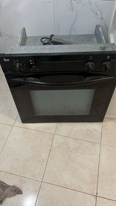 Forno de encastre TEKA a funcionar, sem tomada elétrica