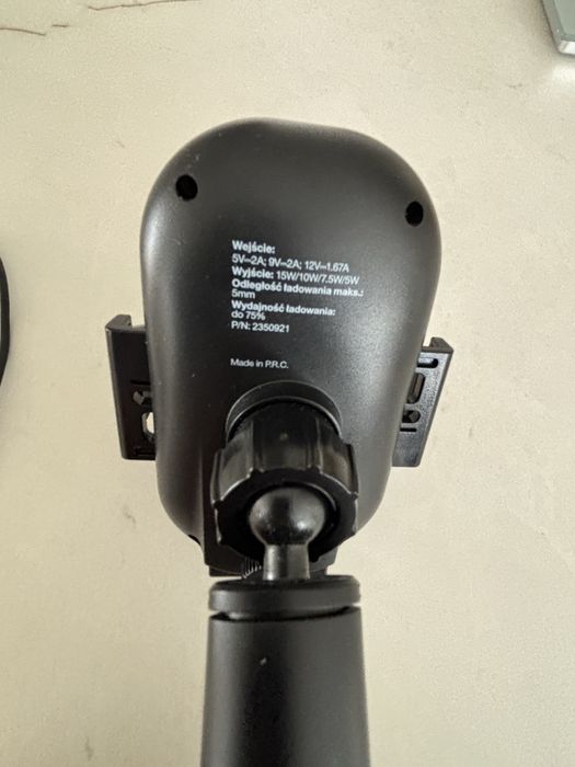 Uchwyt samochodowy do telefonu z łodowaniem indukcyjnym