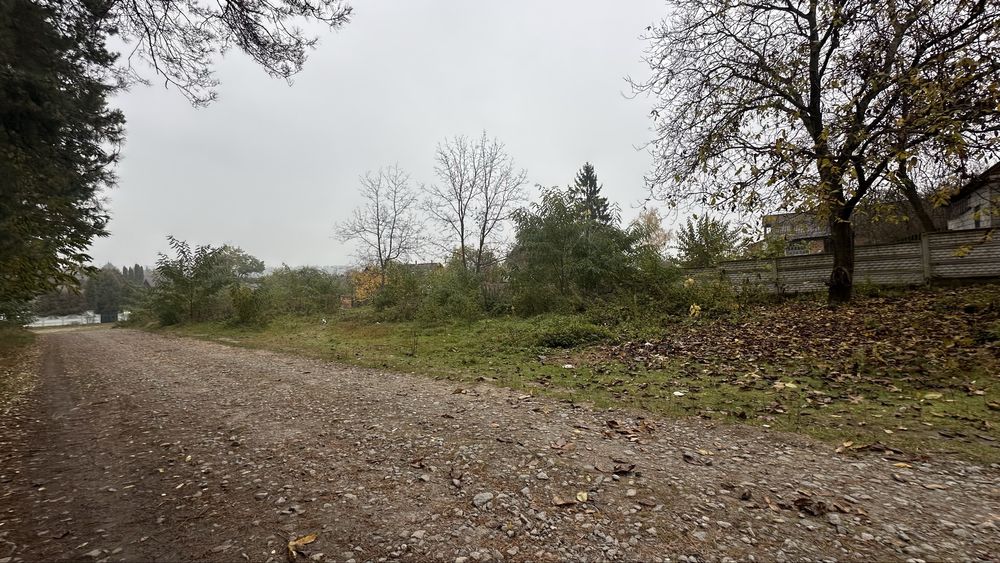 Продається невелика ділянка в Зарічанах біля лісу