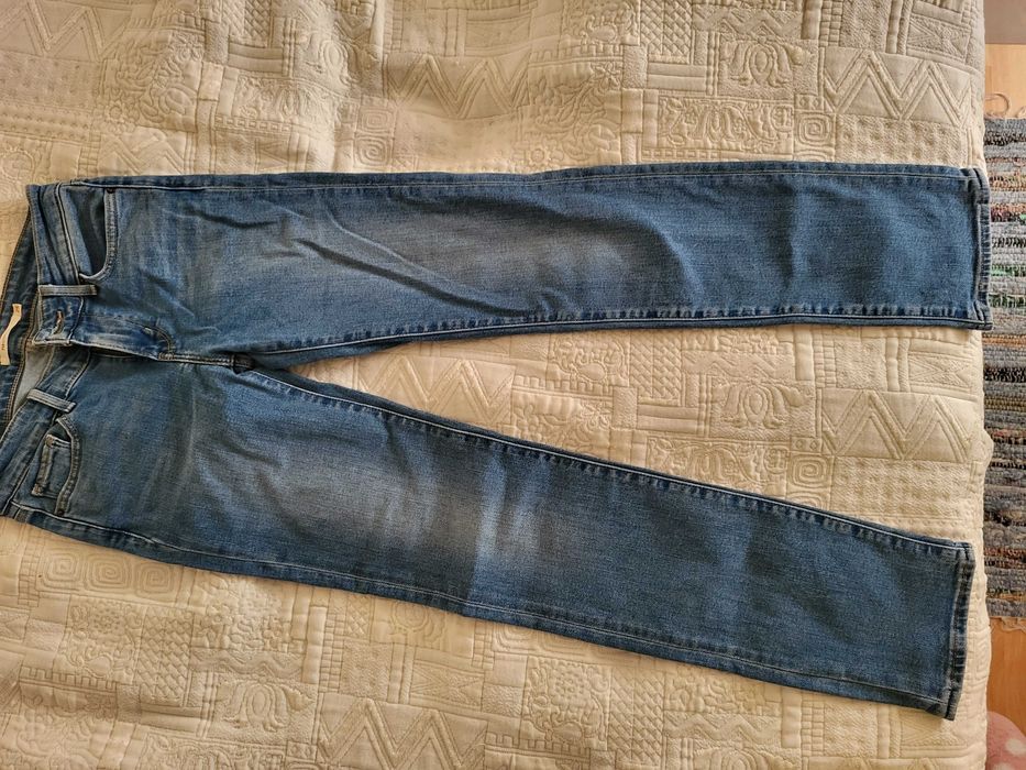 Oryginalne jeansy damskie Levis prawie nowe