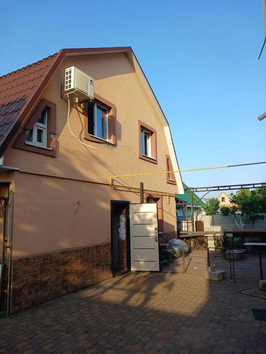 Продаж двоховерхового будинку