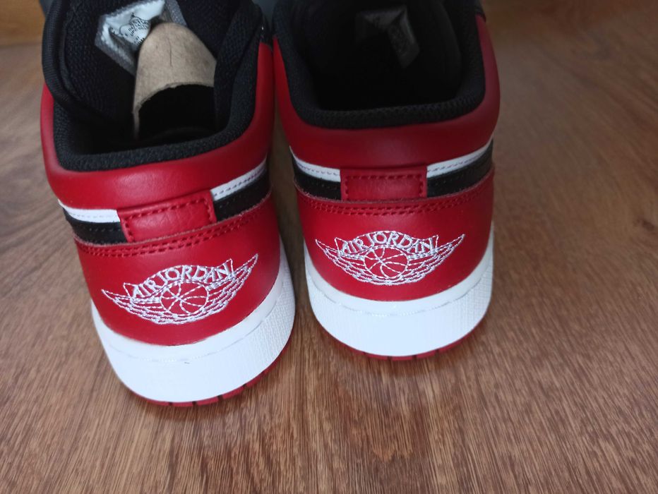 (r. 38,5 - 24 cm) Nike Air Jordan 1 Low Bred Toe 553560,-612
