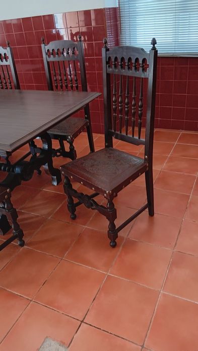 Mesa com 8 cadeiras