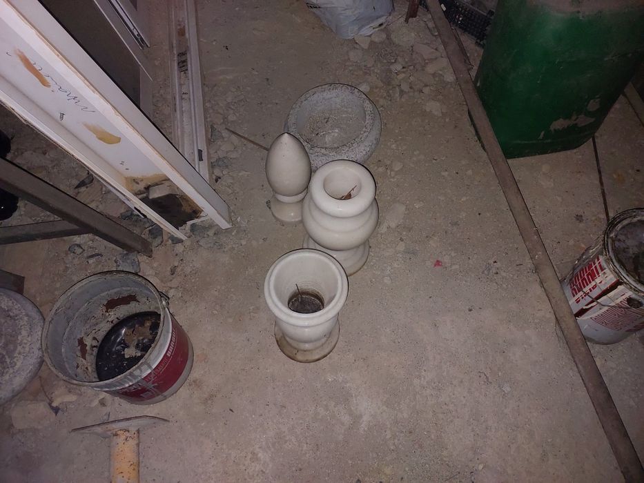 Pinhas e Jarras e floreiras