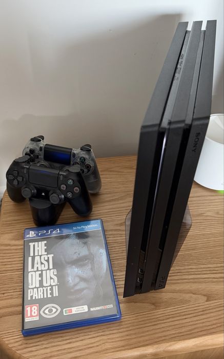 PlayStation 4 Pro + comandos + jogo
